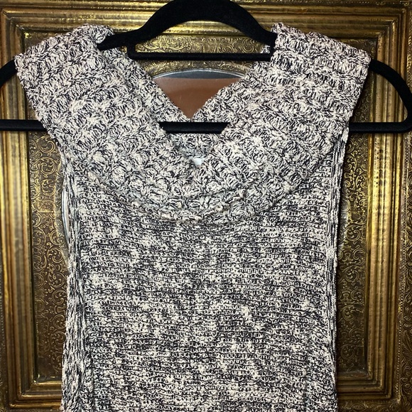 Women’s Sleeveless Sweater Tunic - Picture 2 of 4